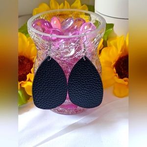 🖤 Black handmade faux leather teardrop 💧 earings ✨